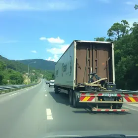 Carreta tomba na Fernão Dias e interdita pista carreta tomba na Fernão Dias