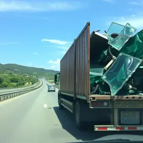 caminhão bate em barreira