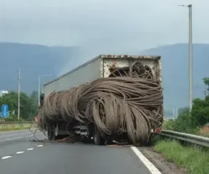 carreta tombada