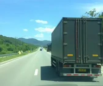 carreta na contramão na rodovia fernão dias