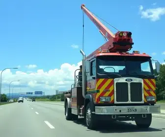 carreta tombada na Fernão Dias